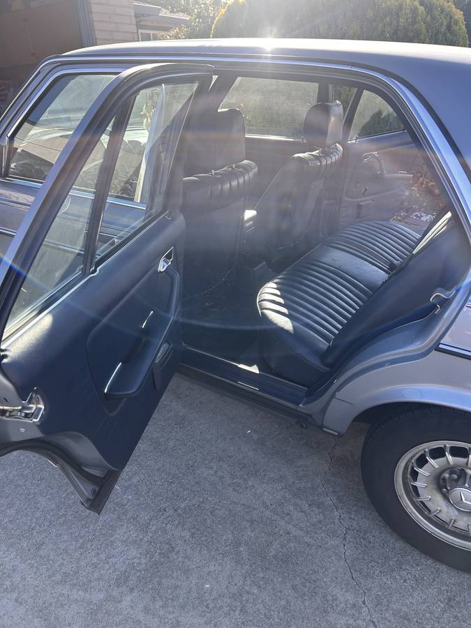 Mercedes-benz-300d-diesel-1983-blue-9