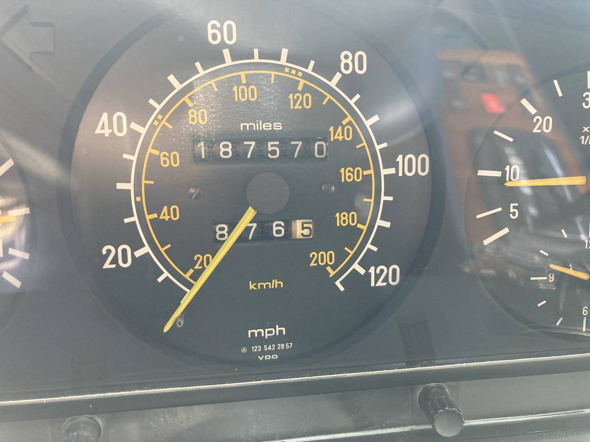 Mercedes-benz-300d-diesel-1984-5