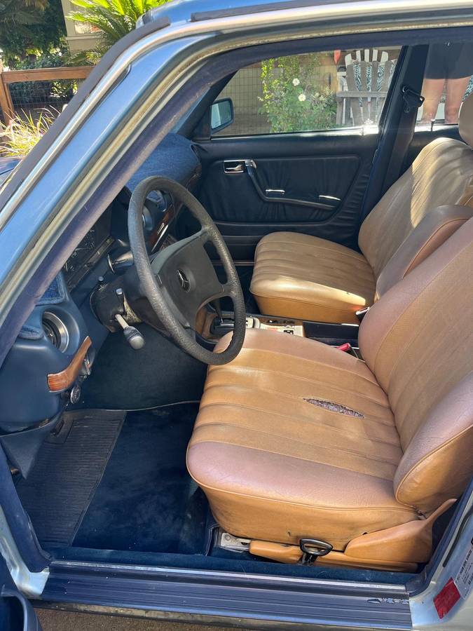 Mercedes-benz-300d-diesel-1984-blue-10