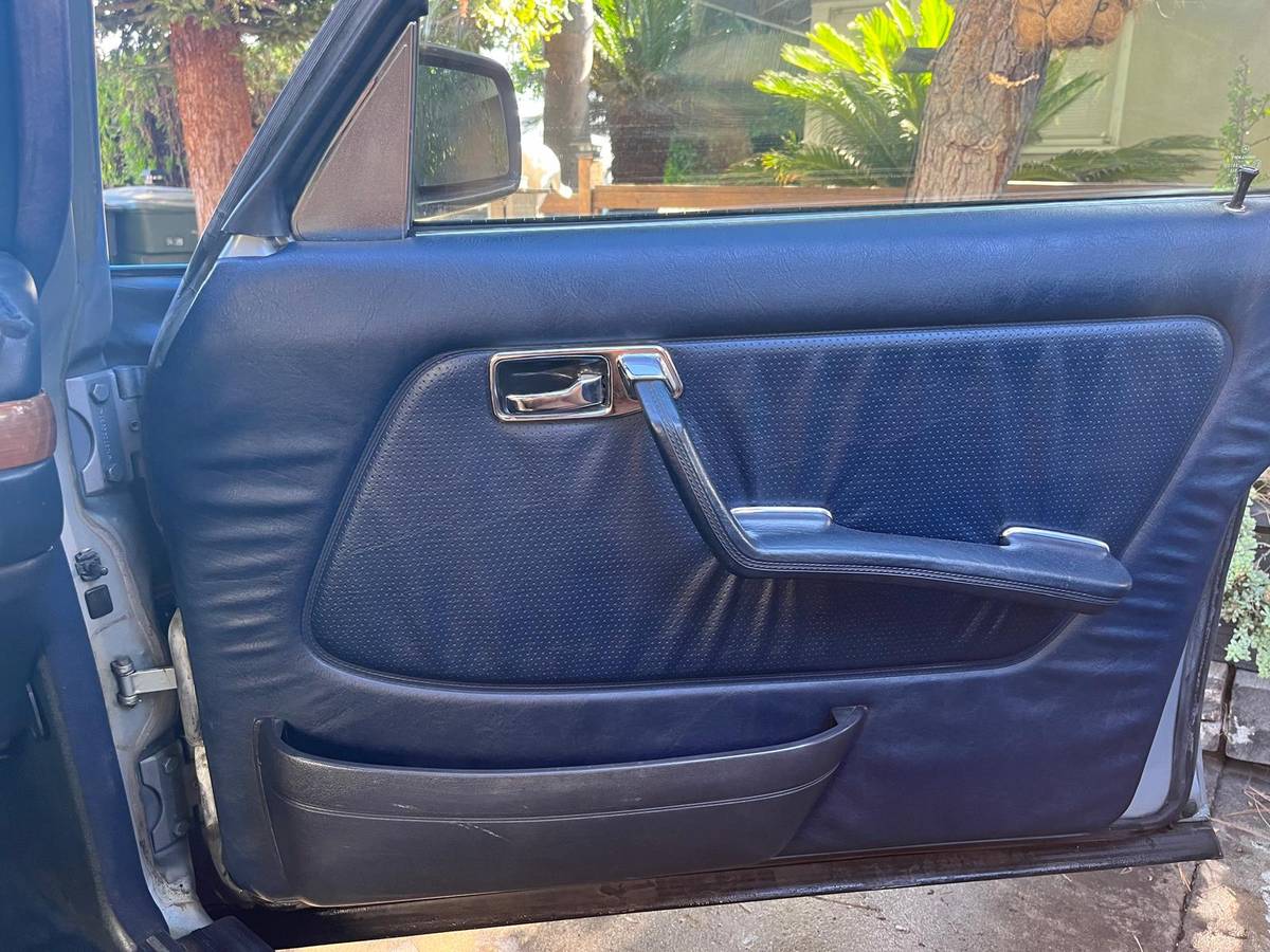 Mercedes-benz-300d-diesel-1984-blue-15