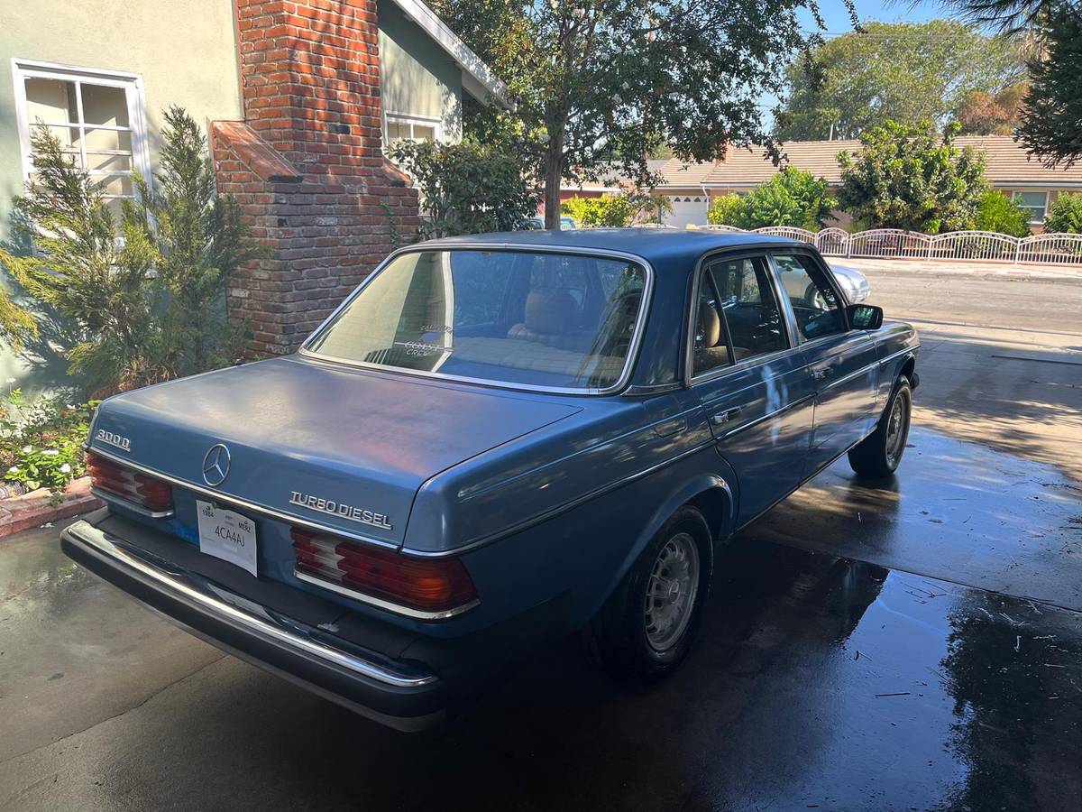 Mercedes-benz-300d-diesel-1984-blue-3