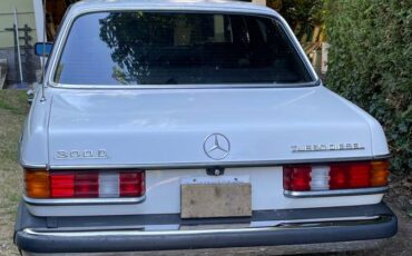 Mercedes-benz-300d-diesel-1984-white-2