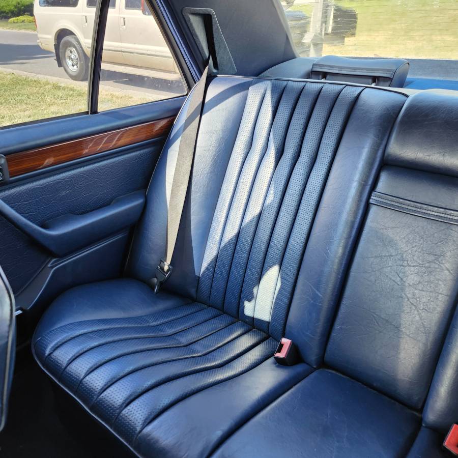 Mercedes-benz-300d-diesel-1993-white-10
