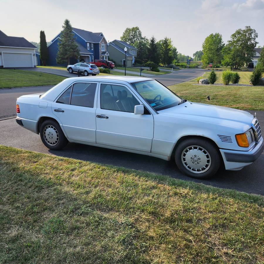 Mercedes-benz-300d-diesel-1993-white-4