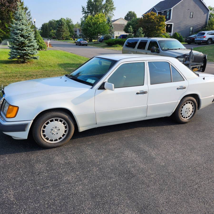 Mercedes-benz-300d-diesel-1993-white