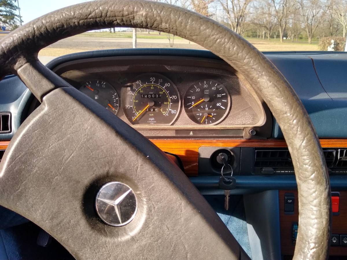 Mercedes-benz-300sd-diesel-1982-silver-2