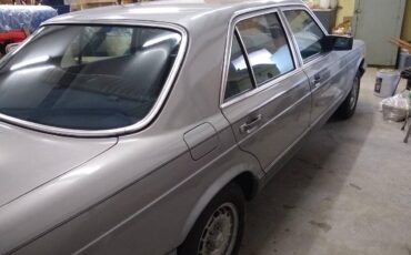 Mercedes-benz-300sd-diesel-1982-silver-3