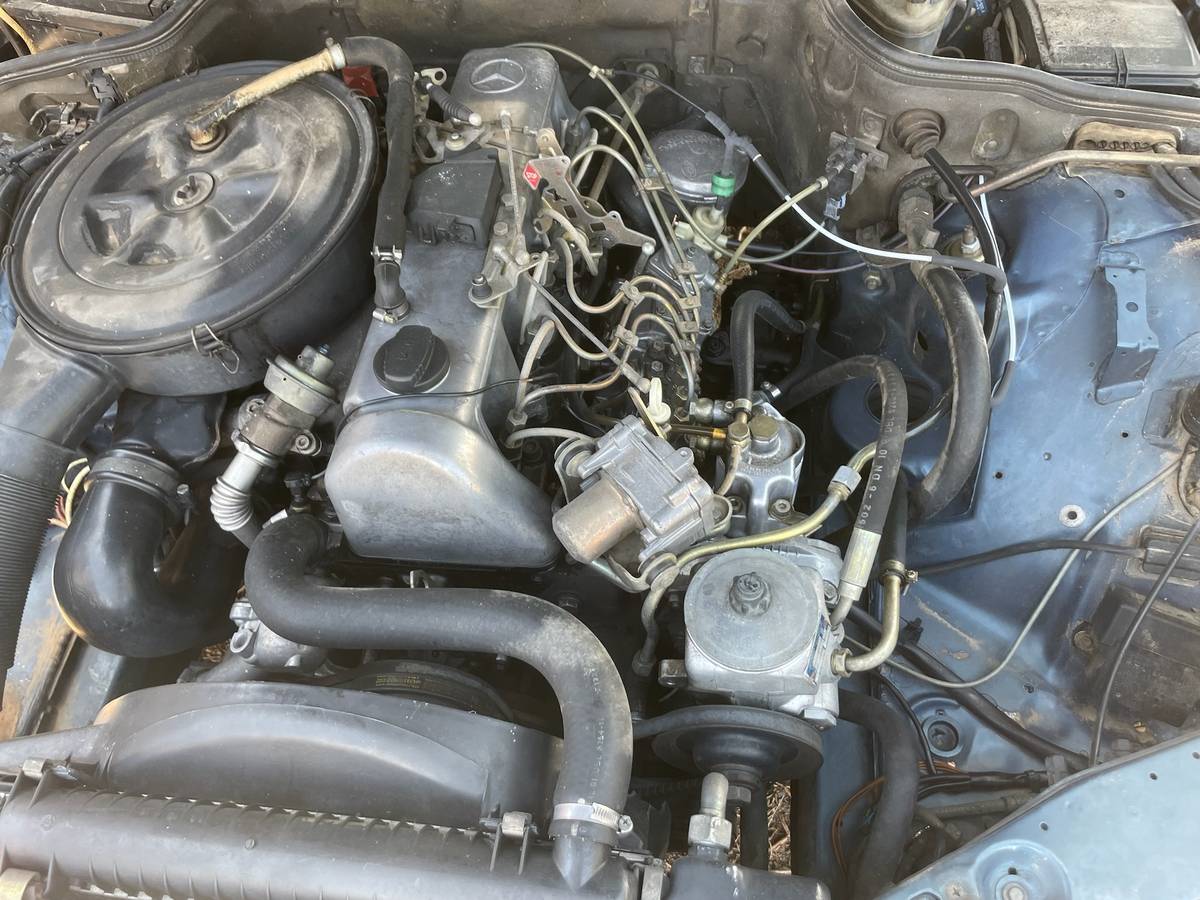 Mercedes-benz-300sd-diesel-1983-4