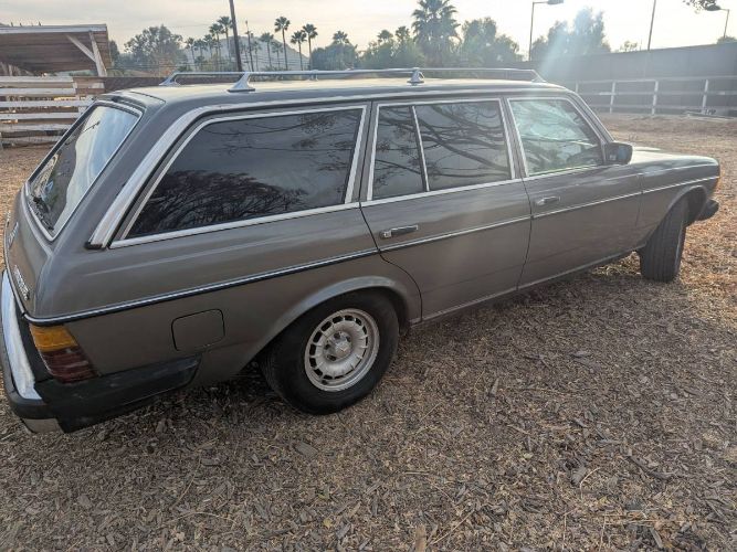 Mercedes-benz-300td-1982-Gray-1