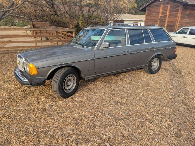Mercedes-benz-300td-1982-Gray