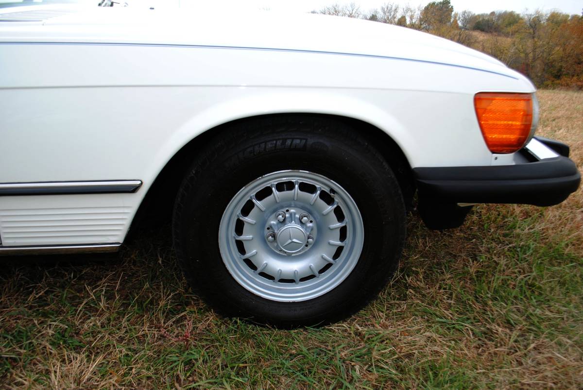 Mercedes-benz-380-380sl-1985-white-13