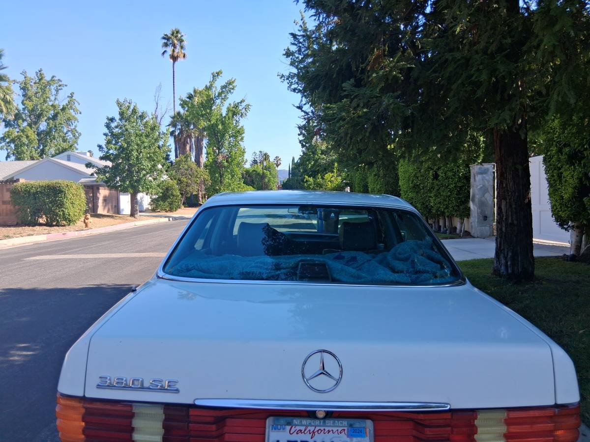 Mercedes-benz-380-se-1985-white-12