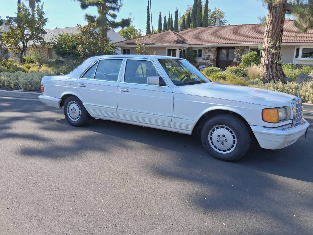 Mercedes-benz-380-se-1985-white-13