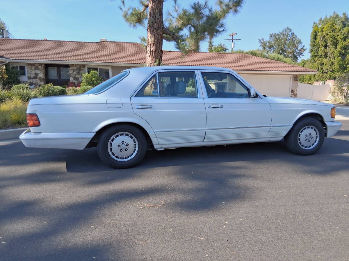 Mercedes-benz-380-se-1985-white-16