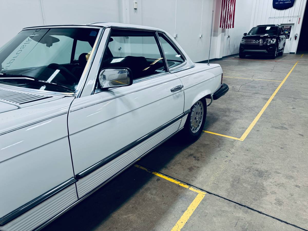 Mercedes-benz-380-series-1981-white-13