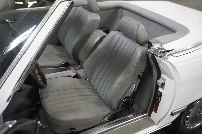 Mercedes-benz-560-class-1988-white-15