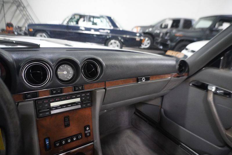 Mercedes-benz-560-class-1988-white-18