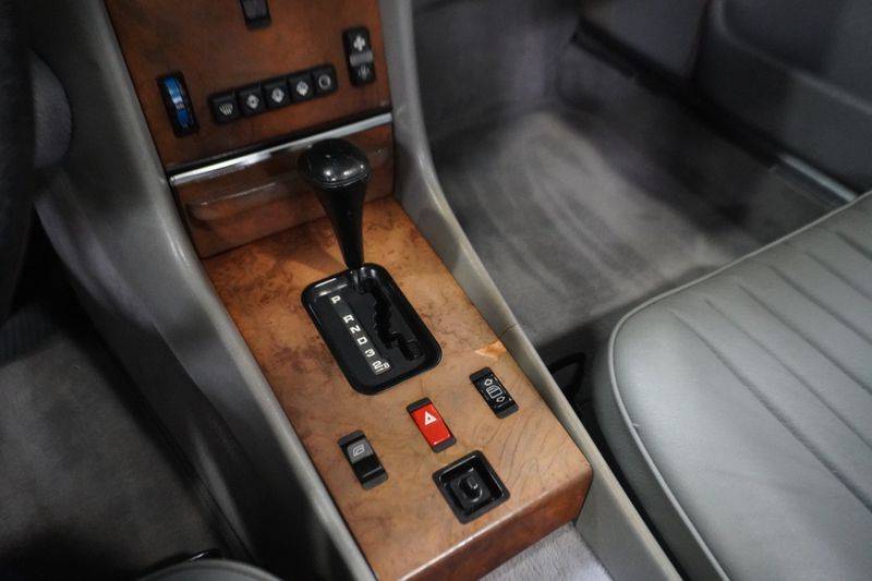 Mercedes-benz-560-class-1988-white-20