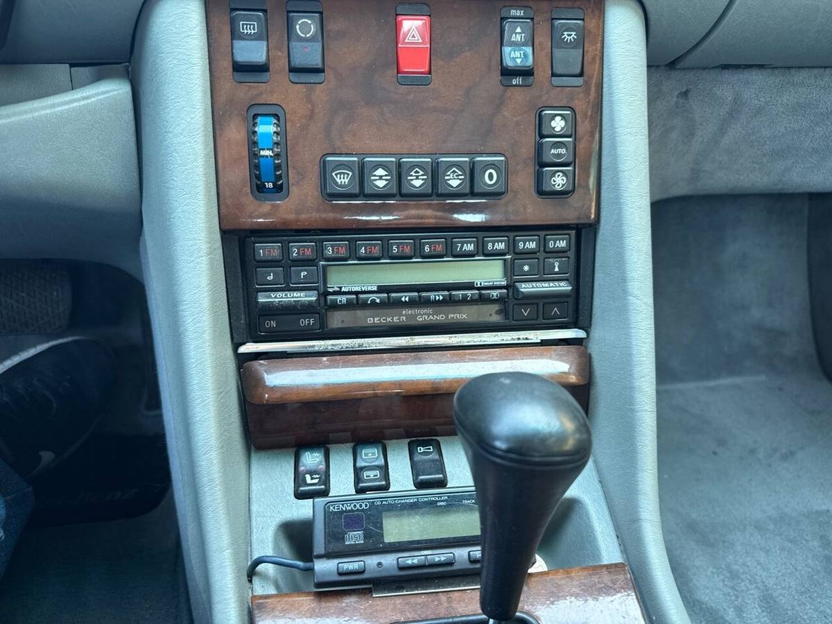 Mercedes-benz-560-sec-1986-white-13