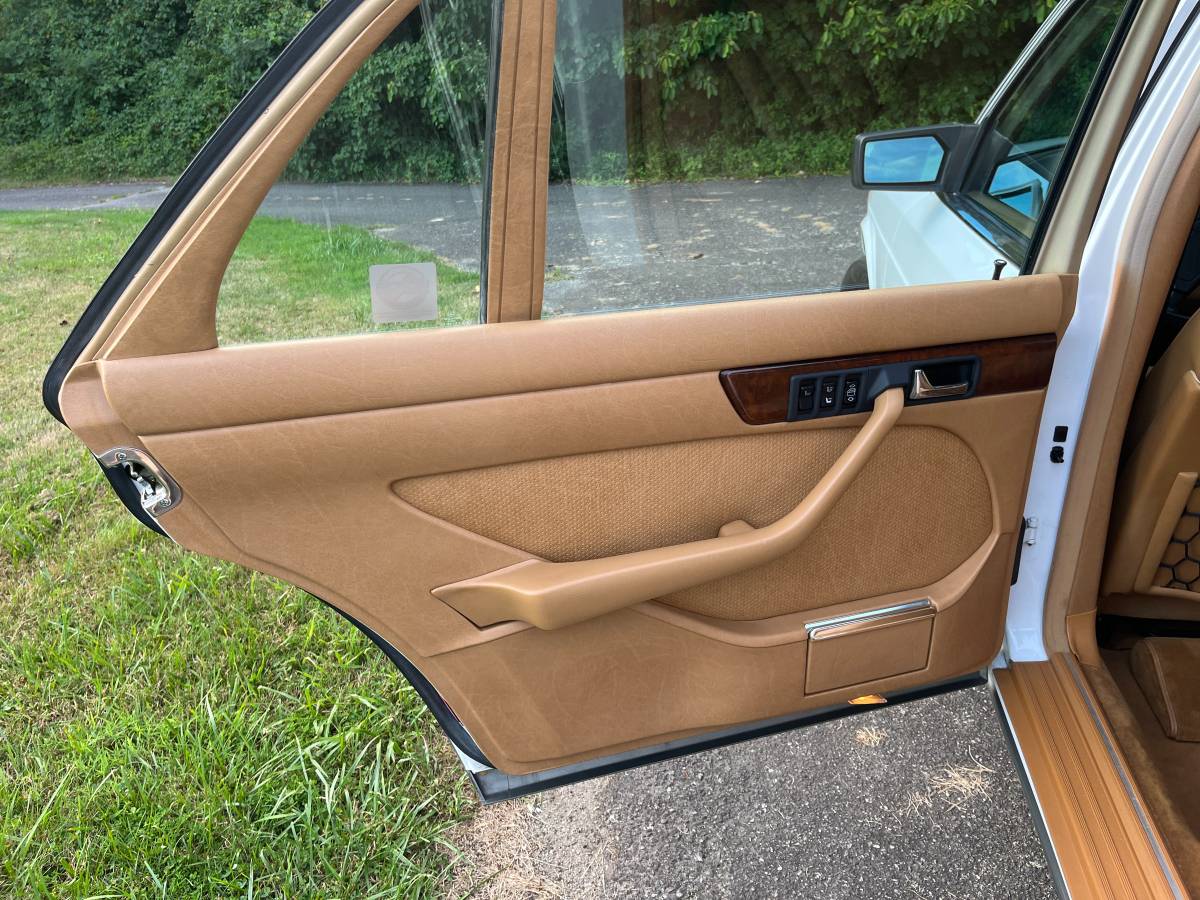 Mercedes-benz-560sel-1987-white-11