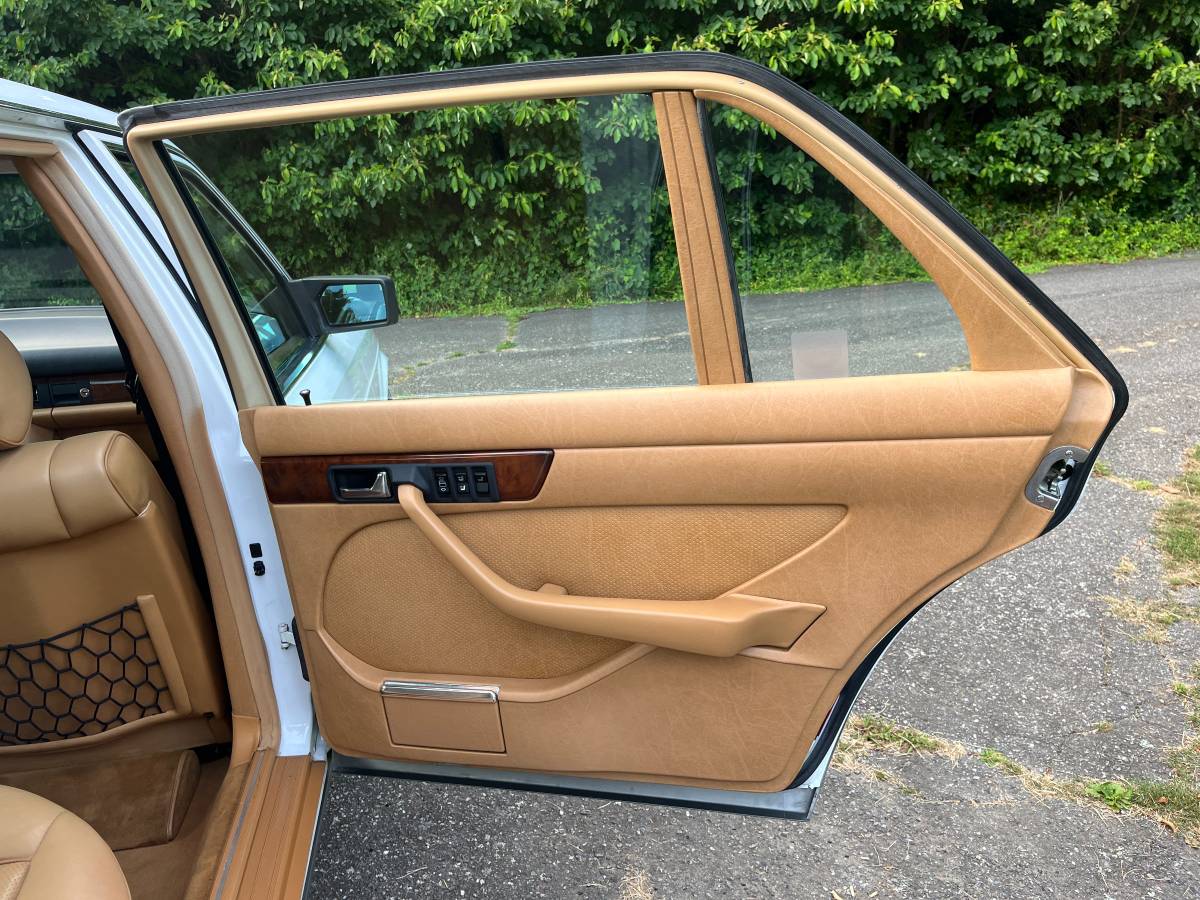 Mercedes-benz-560sel-1987-white-9
