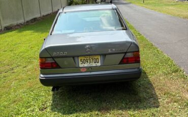 Mercedes-benz-d-class-diesel-1991-silver-1