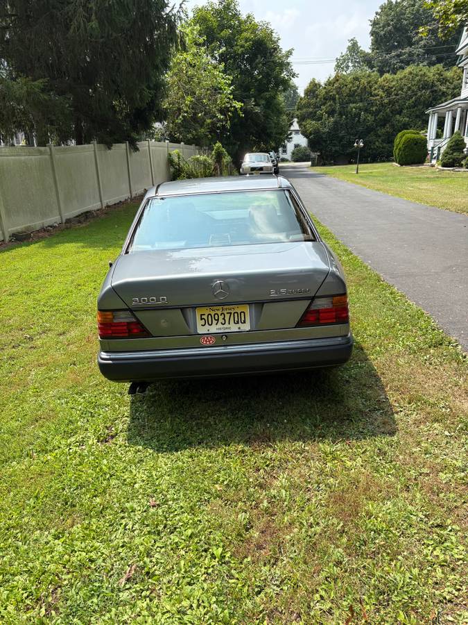 Mercedes-benz-d-class-diesel-1991-silver-1