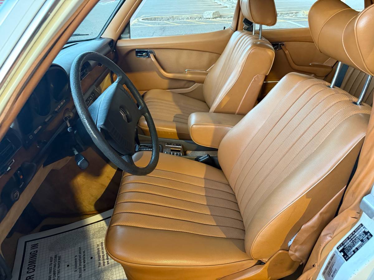 Mercedes-benz-diesel-1979-white-23