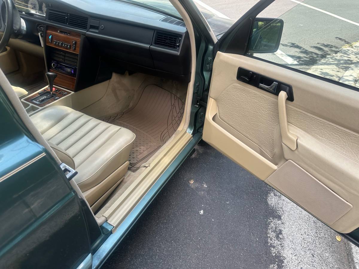 Mercedes-benz-e-class-1993-green-12