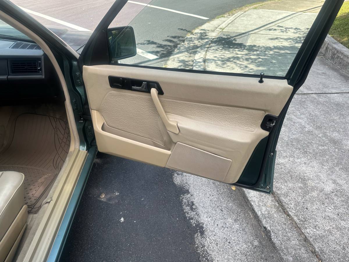 Mercedes-benz-e-class-1993-green-13
