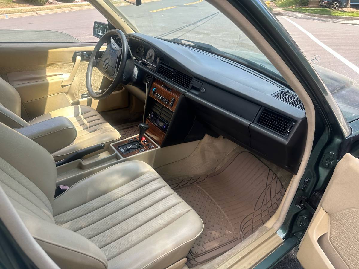 Mercedes-benz-e-class-1993-green-15