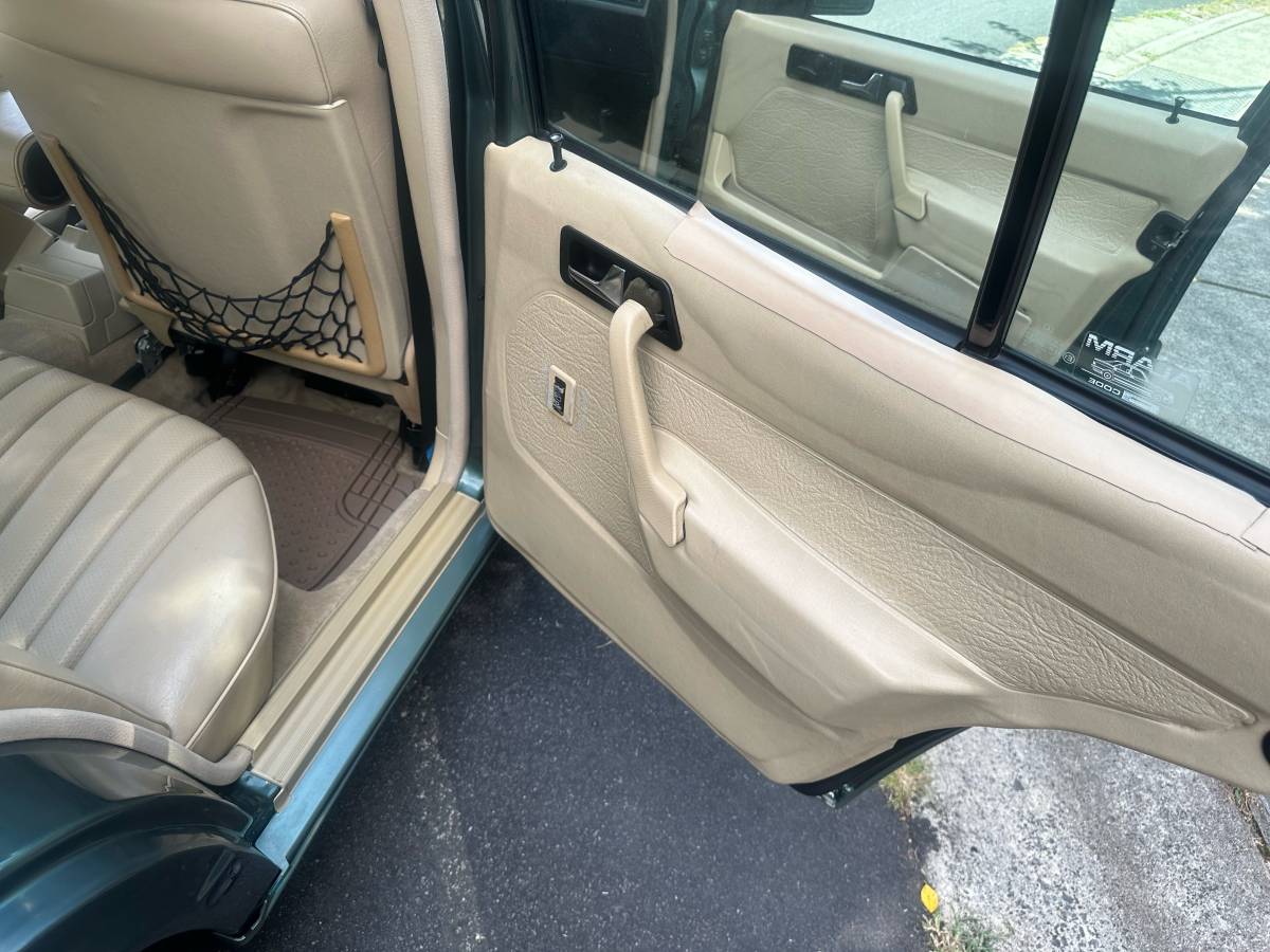 Mercedes-benz-e-class-1993-green-16