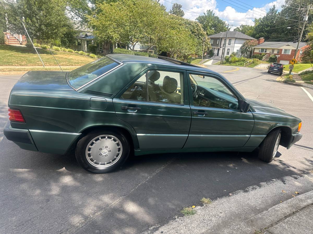Mercedes-benz-e-class-1993-green-3