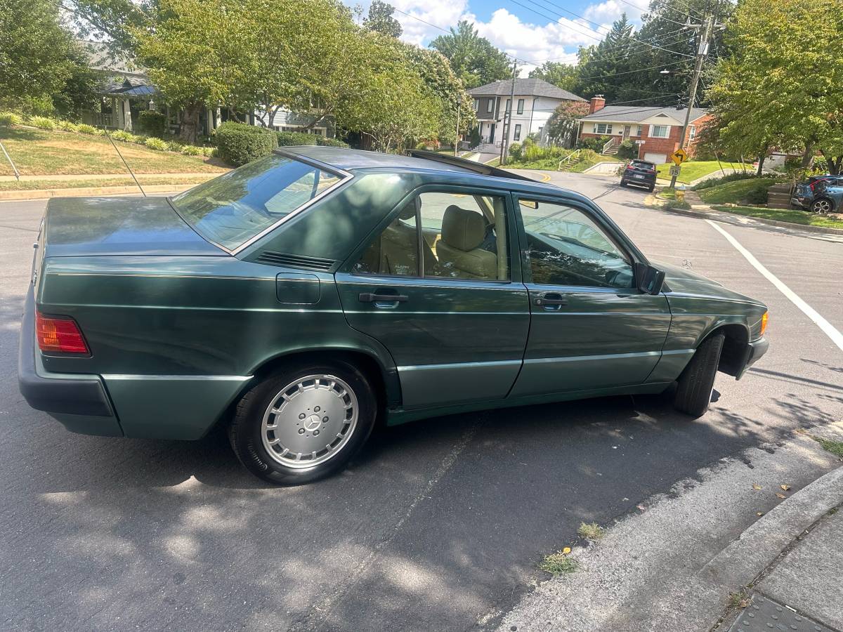 Mercedes-benz-e-class-1993-green-5