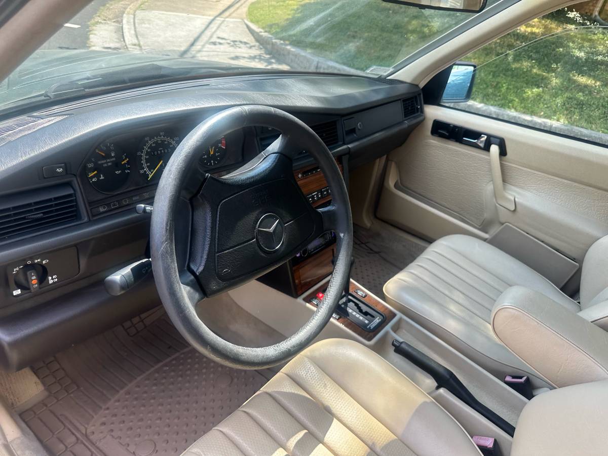 Mercedes-benz-e-class-1993-green-8