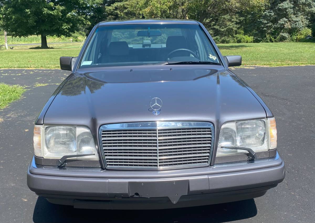 Mercedes-benz-e-class-1995-grey-1