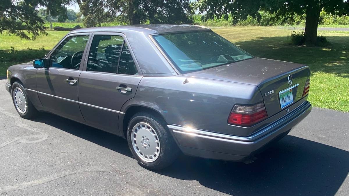 Mercedes-benz-e-class-1995-grey-3