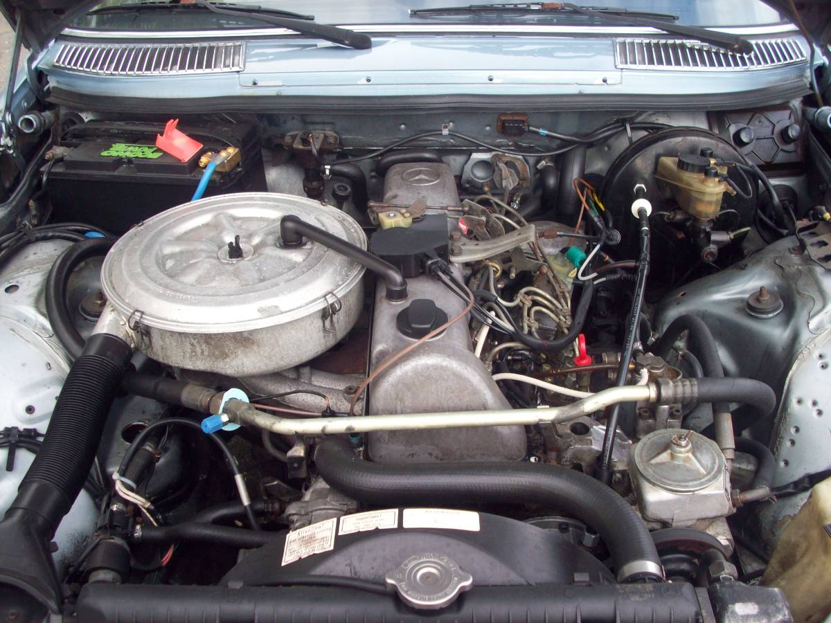 Mercedes-benz-e-class-diesel-1981-blue-1