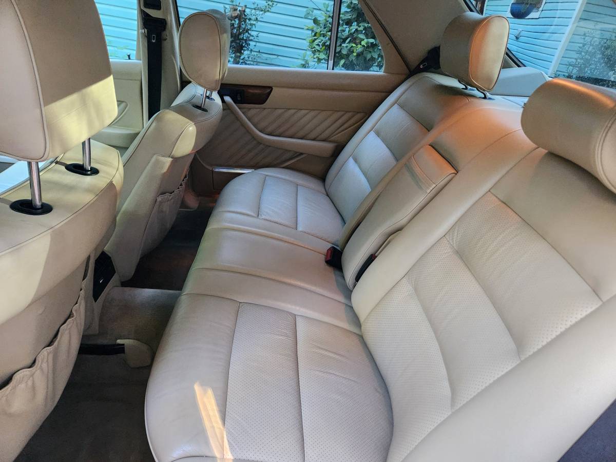 Mercedes-benz-e-class-e-300-rwd-sedan-1989-silver-1