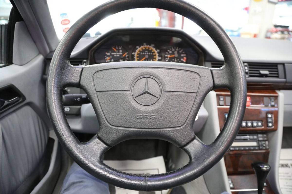 Mercedes-benz-e-class-e-320-2dr-1995-silver-21