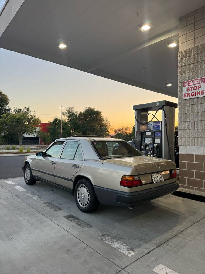Mercedes-benz-e300-1988-1