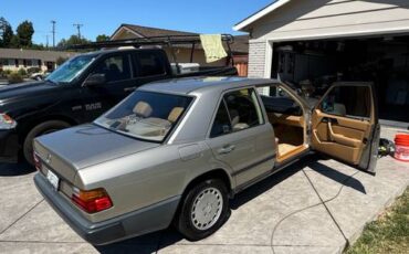 Mercedes-benz-e300-1988-3