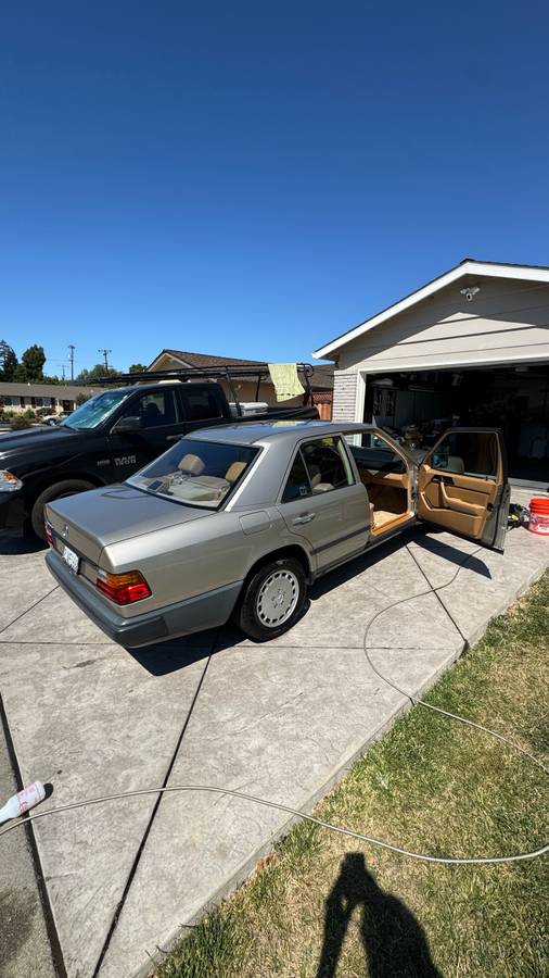 Mercedes-benz-e300-1988-3