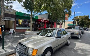 Mercedes-benz-e300-1988-4