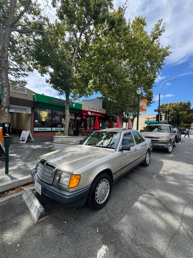 Mercedes-benz-e300-1988-4