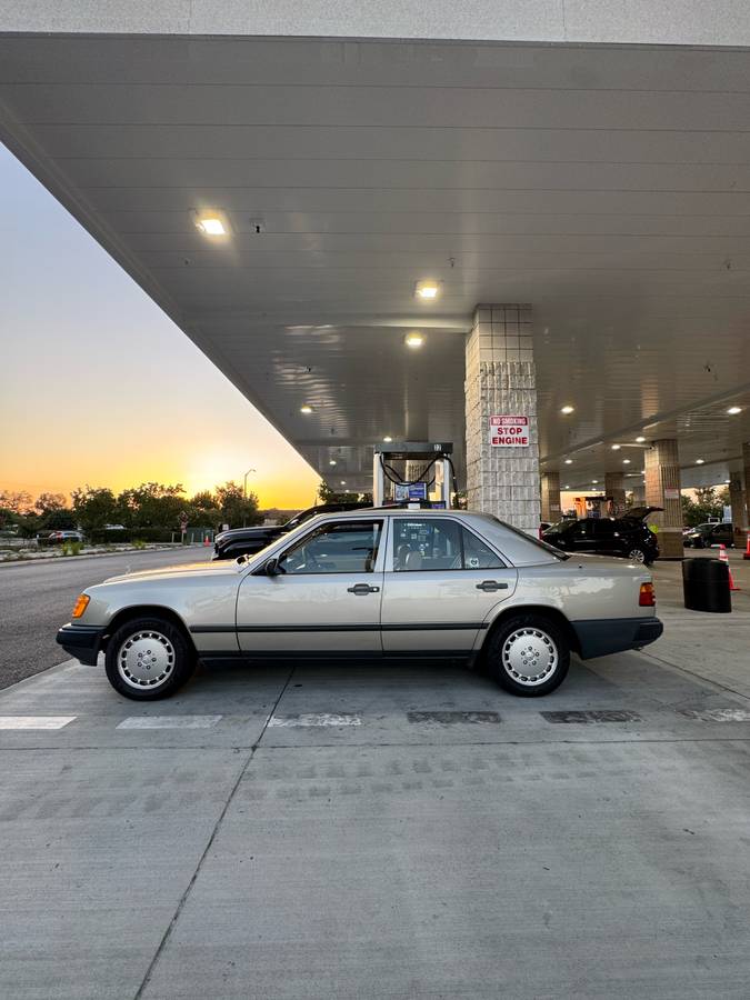 Mercedes-benz-e300-1988-9