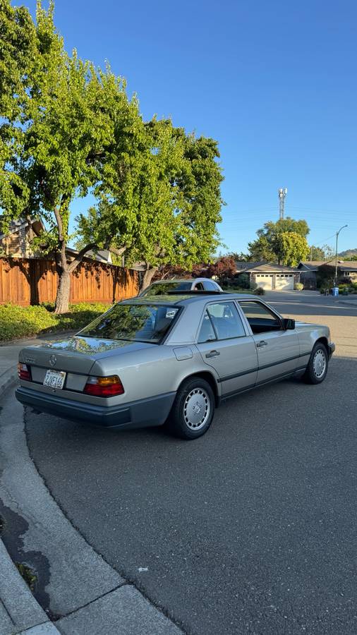 Mercedes-benz-e300-1988
