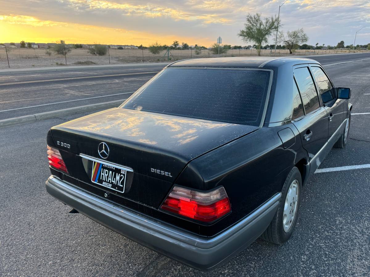 Mercedes-benz-e300-diesel-1995-black-2