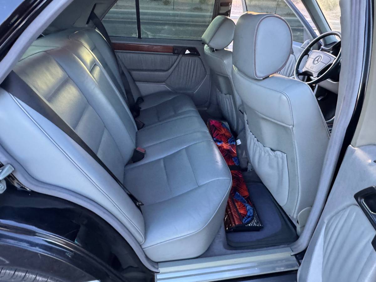 Mercedes-benz-e300-diesel-1995-black-3