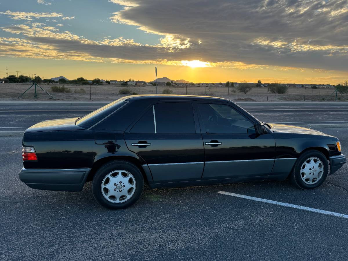 Mercedes-benz-e300-diesel-1995-black-6